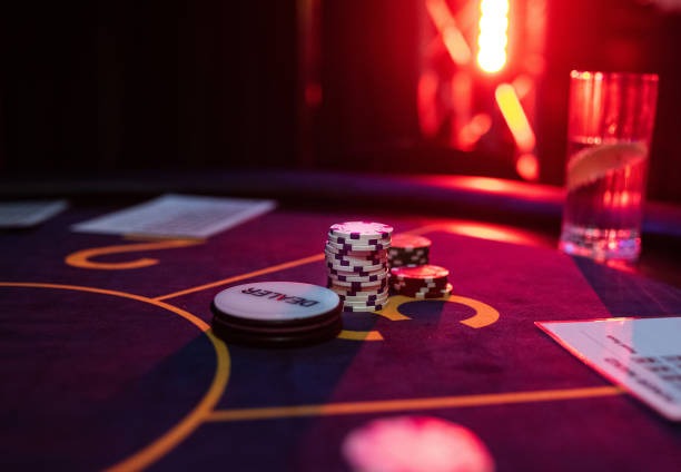 Live Domino QQ table streamed on merdeka togel with dealer and player seats visible